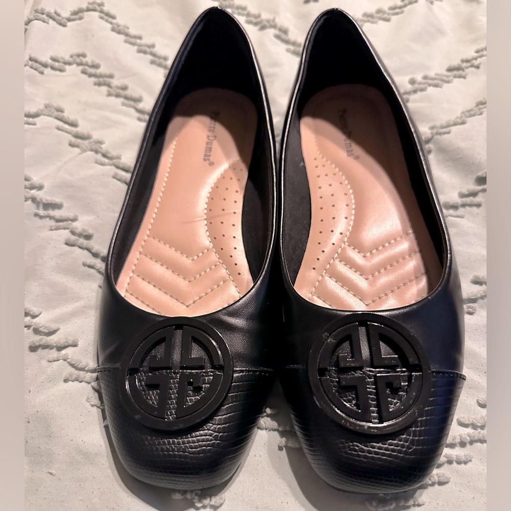 Pierre Dumas Black Logo Flat